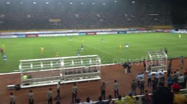 Newsflare Edit - Cat invades pitch during Indonesian premier league game