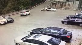 监拍重庆男子驾越野上坡,2次后溜猛撞3车