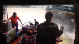 Men narrowly escape death while buying chickens in Vietnam