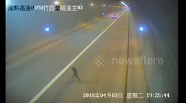 重庆  幼童结伴“闯社会” 夜间误入高速路