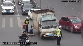 桂林:货车路口转弯 车轮自己“偷跑”