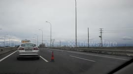 Atascó en la A4, dirección Madrid. Un cartel indicator se calló en la carretera.