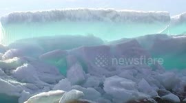 新疆赛里木湖出现蓝冰奇观