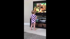 Little girl gets so excited when Moana comes on, she squels with excitement and imatates the dancing