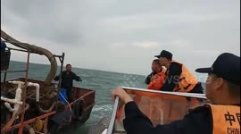 广东雷州:不惧7级阵风3米巨浪!海警紧急救助锚链断裂渔船