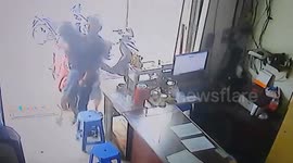 Moment vigilante takes down brazen phone thief