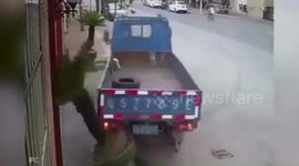 Lorry makes 180-degree-turn to avoid car and makes near-perfect park