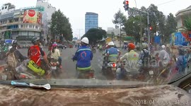The woman was dragged by the robber in the road