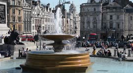 Tourists in London make most of warmest day of the year