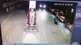 浙江杭州 男子加油站看手机 惨遭超宽半挂车撞飞