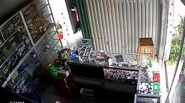 A stupid thief when choosing the phone shop has CCTV system