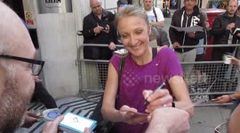 Paula Radcliffe arrives at BBC Radio 2 and signs autographs (20.04.2018)
