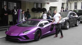 Lamborghini Aventador parks up at London hotel