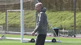 Wenger oversees Arsenal training ahead of Atletico clash