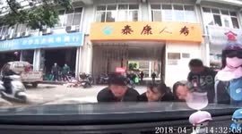Good Samaritans rush to rescue toddler trapped under car