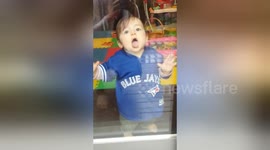 Newsflare Edit - Newsflare Edit - Cute kid develops new way to wash windows