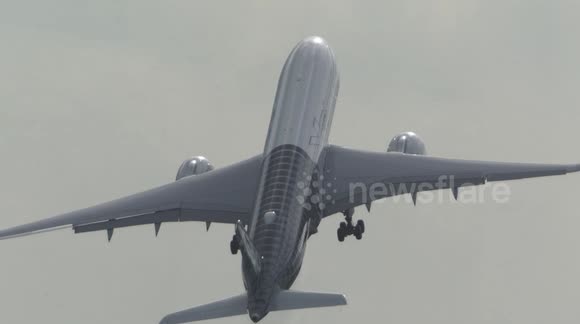 Airbus A350 stuns as it performs near-vertical takeoff at German airshow