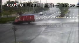 Car jumps red light and causes high-speed smash with lorry