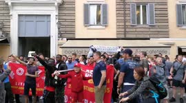 Liverpool supporters in Piazza del Popolo