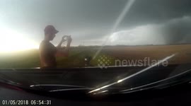 Storm chaser captures time-lapse of Kansas tornado