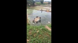 The drift driver failed and fell into the lake