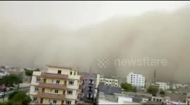 Dramatic moment powerful dust storm sweeps over Indian city ( with additional footage)