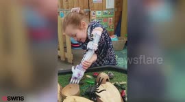 Sweet girl playing with her new ‘Frozen’-themed prosthetic arm will warm your heart