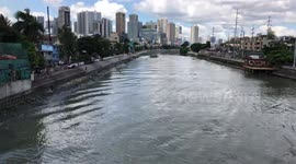 Slum children take shortcut by swimming across major Manila river