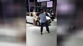 合肥:车展上大爷专业拍车模