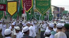 Indonesian pilgrims take selfies in huge procession ahead of Ramadan