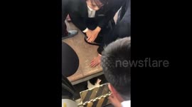 枣庄 揪心!一小女孩坠入高铁站台与列车间缝隙