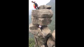 The shocking moment of the girl tries climbing to the top of the dangerous mountain