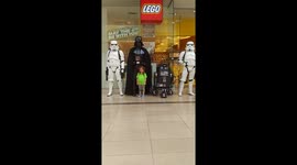 Kid freezes meeting Star Wars characters on May the 4th