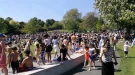 Families flock to Diana Memorial Fountain to bask in Bank Holiday heat