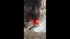 Bus in fiamme in via del Tritone