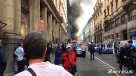 Paura in centro a Roma, in fiamme un autobus in via del Tritone