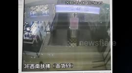 河南郑州一3岁女童被扶梯卷起悬空20米