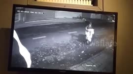 Two robbers attacked with a knife robbed the bag and necklace of the woman
