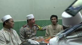 Kapolres probolinggo city eat salad together with terrorist prisoners