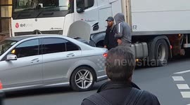 London thugs threaten DPD driver and damage lorry in broad daylight