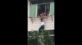 威远县:男孩情绪失控翻窗悬吊6楼护栏上 实拍消防救援惊心动魄