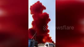 Leak at chemical plant sends thick RED smoke over Chinese city