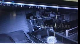 A thief drilled a wall of the phone shop to steal was arrested by the shop owner