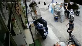 Moment shameless thief steals motorbike in clear sight of bystanders