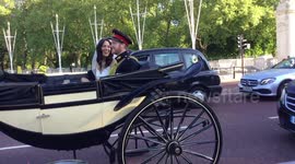 Harry and Meghan, could it be you? Lookalikes take carriage to Buckingham Palace