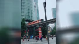 重庆轻轨穿越“玻璃塔” 如“过山车”穿“水晶洞”