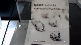 72000颗水晶打造的奢华水晶马桶亮相上海