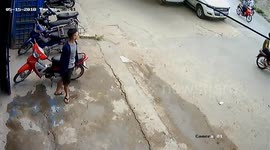 The woman attacked the robber make him run away