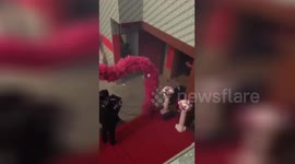 安徽芜湖  婚礼现场 新郎抱新娘摔倒