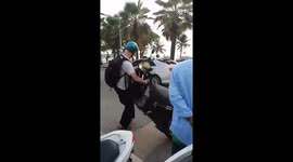 Taxi driver kicks German tourist in the head